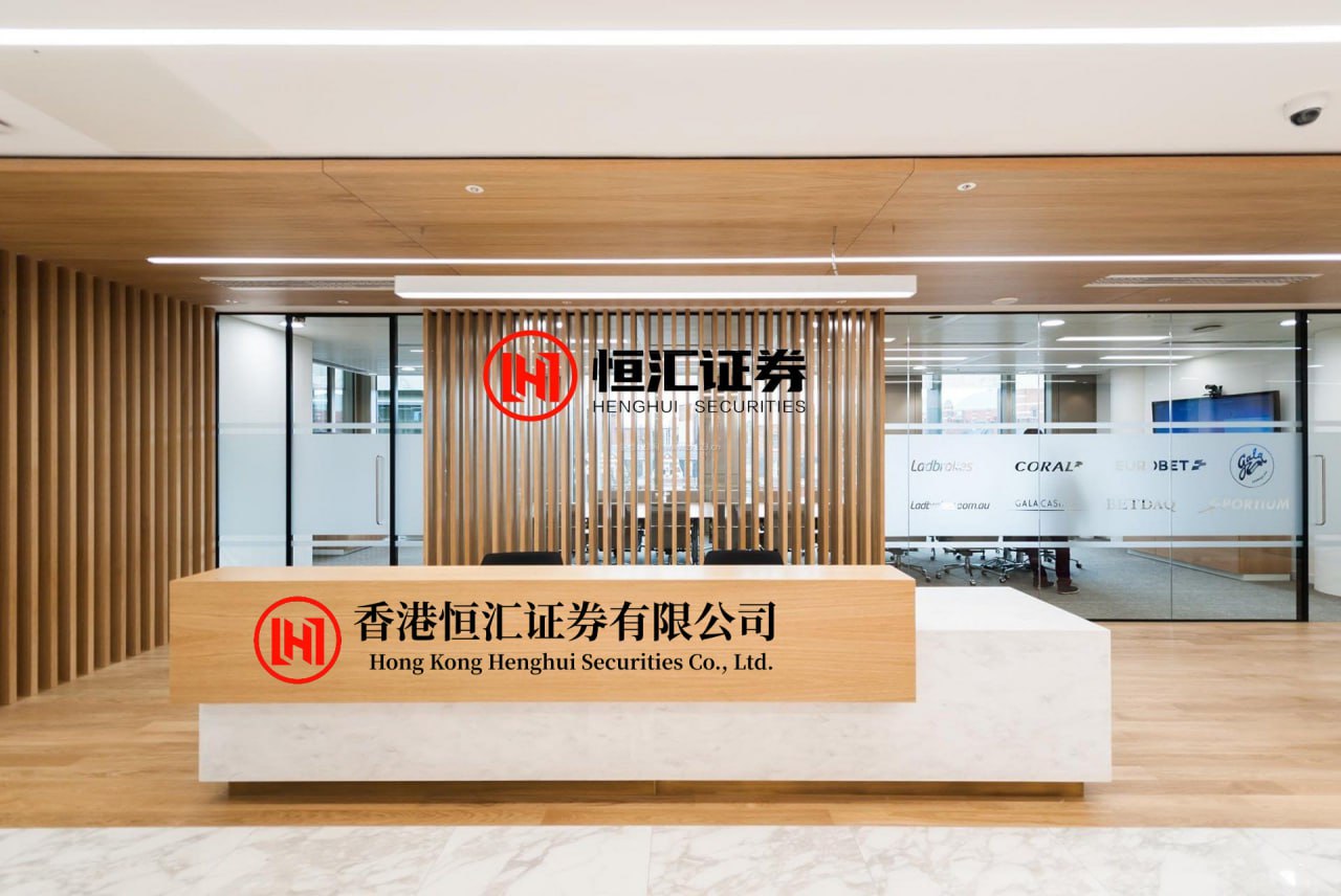 靠谱配资APP下载 佘诗曼气质优雅，穿奶油白大衣+长筒靴走机场，雅致时髦！白色大衣的高级感，是其他颜色大衣所不能体现的，特别是雾蒙蒙的冬季，身着白色大衣能够打破这个季节的沉闷感，令人更加圣洁、雅致和清新干净。白色大衣配白色短热裤，再搭配白色的长筒靴，佘诗曼拎白色的包袋，一身白色的造型，给人含蓄又灵动的温暖...